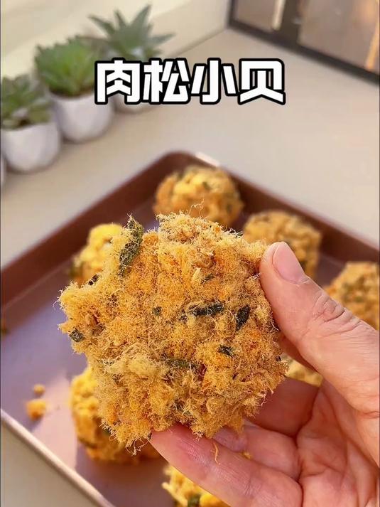 今天用2个鸡蛋复刻了蛋糕店超级火爆的肉松小贝