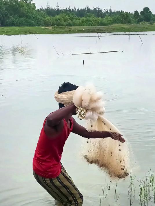 一网撒到红尾巴扁身的鱼,这是什么鱼?从来没有见过