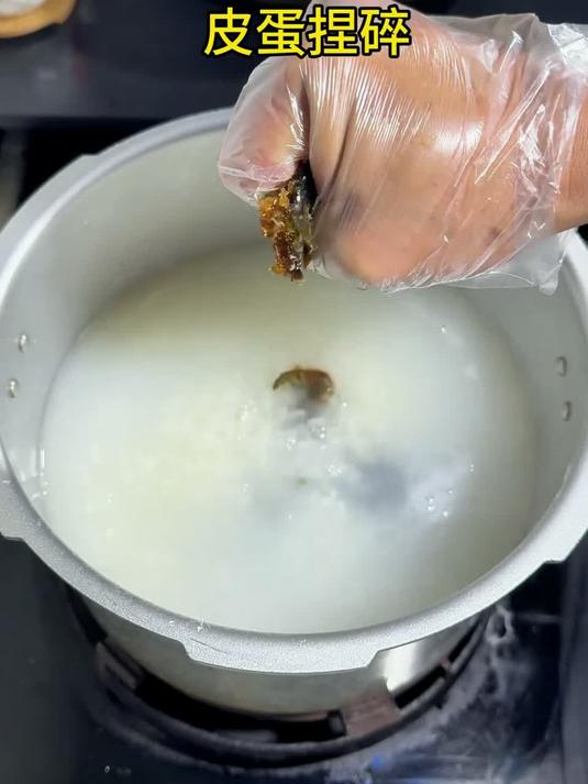 如果幸福是一碗皮蛋瘦肉粥，那我要喝两碗。做法简单，鲜甜好喝，暖心又暖胃