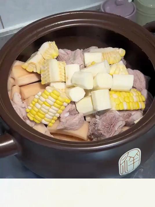 莲藕山药排骨汤，秋季润燥汤