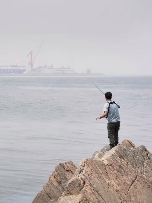 大海里钓鱼,鱼多得不得了!