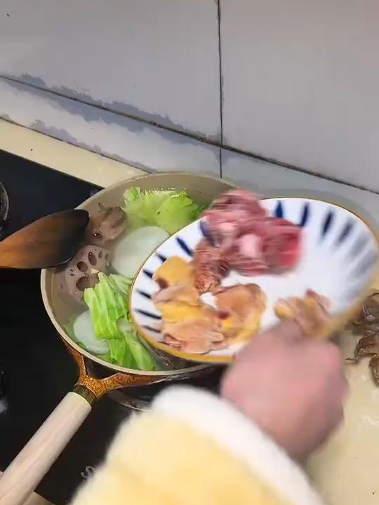 我的年夜饭～听我来给你报菜名!祝大家新年快乐健健康康!