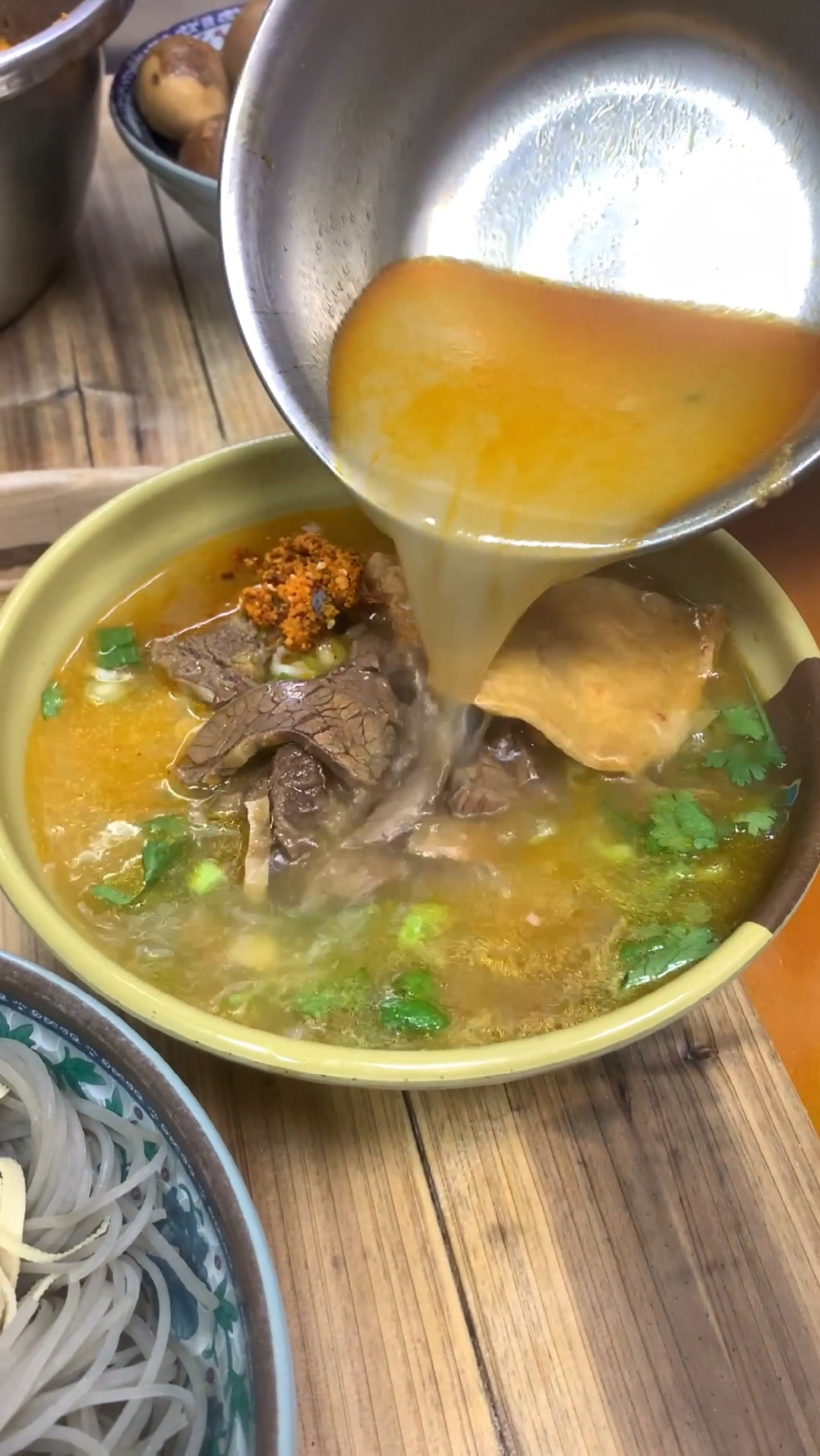 牛肉汤姑娘教你做地道牛肉汤,香料配方是关键,既奶白又鲜美