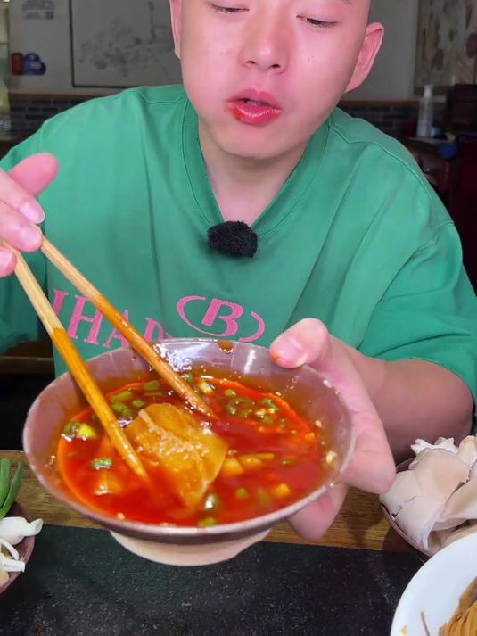 高温天的重庆，涮大片鲜毛肚，配厚切老肉片