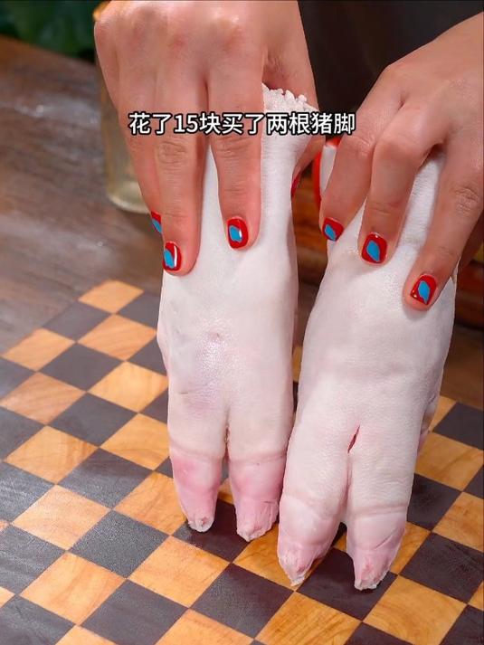 传统月子里吃猪蹄,今天炖个玉米怎么样?