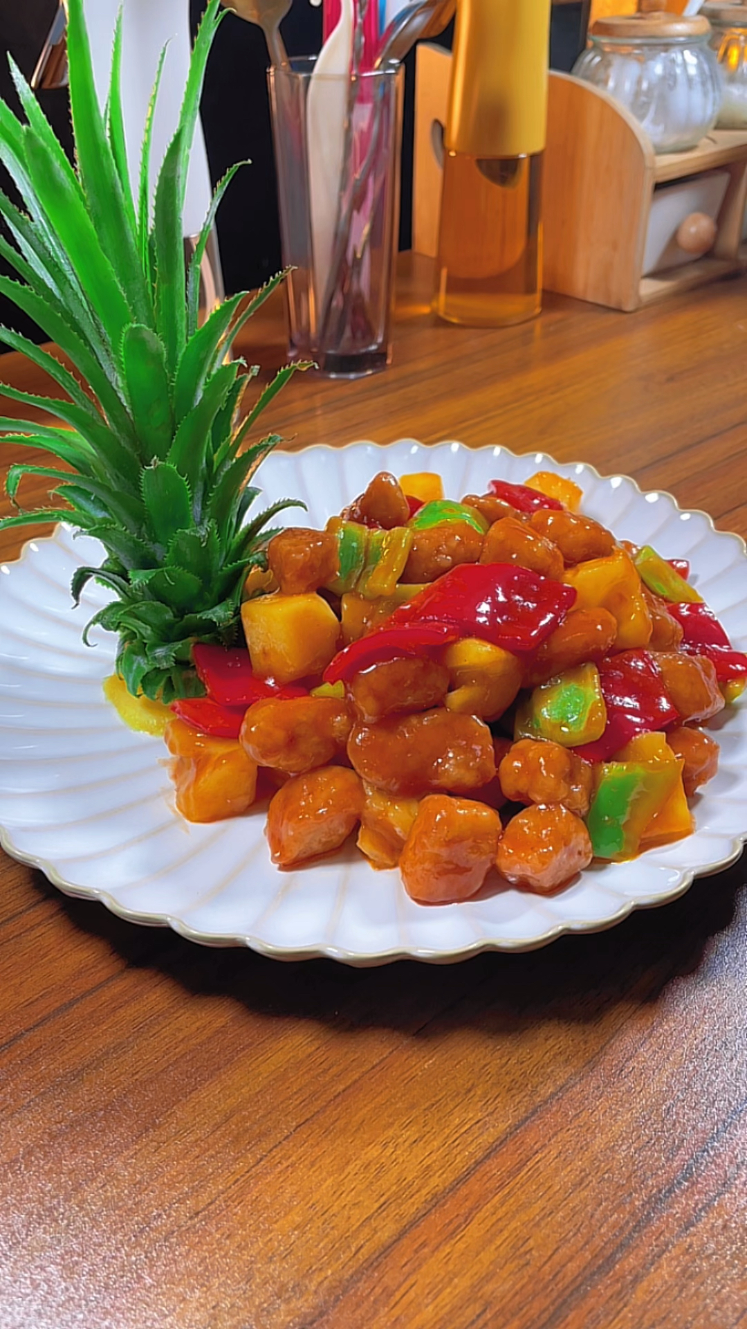 广东经典粤菜#菠萝咕噜肉,外酥里嫩酸甜可口,好吃到根本停不下来～