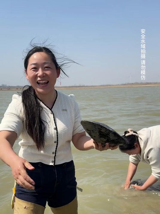 今天和大嫂一起摸河蚌,回家炖一锅鲜美的河蚌咸肉豆腐汤