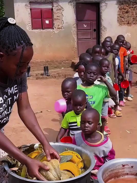 非洲贵族幼儿园开饭现场