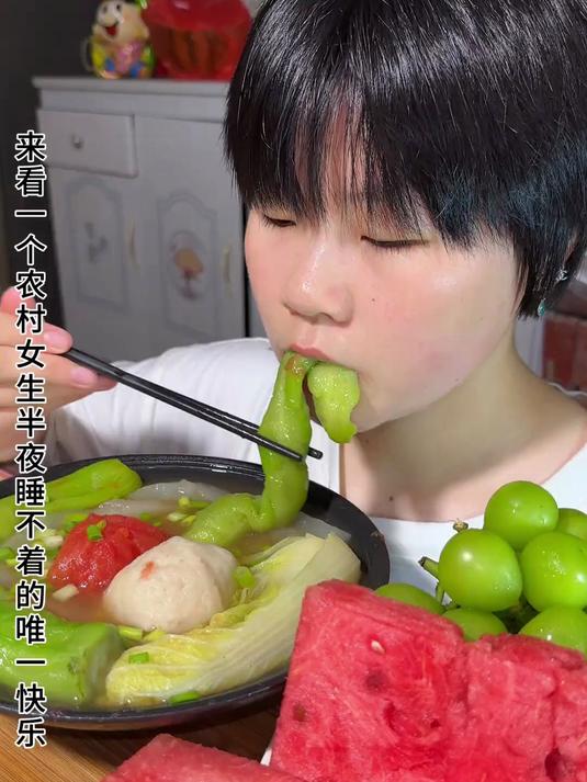 在农村半夜饿了 煮个丝瓜大鱼丸 再来一些水果