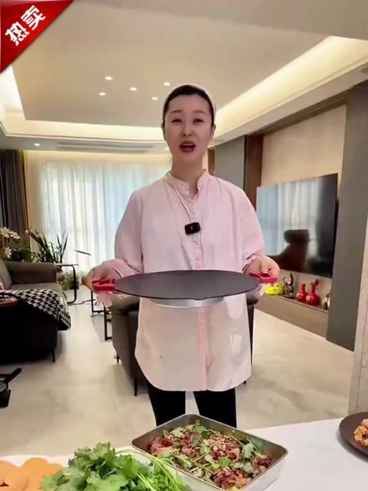做无油煎蛋也不粘的麦饭石烤肉锅，多功能烤盘受热均匀，好用不贵