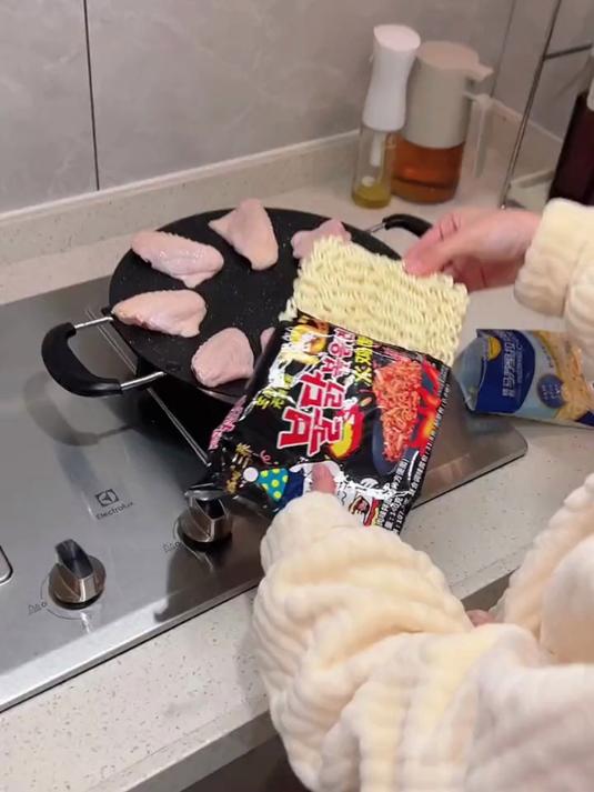 韩式辣鸡翅+芝士火鸡面的神仙吃法!香辣过瘾双重满足!