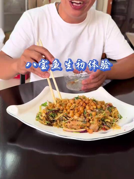 今天去武鸣第一次吃八宝鱼生，又香又甜又脆口
