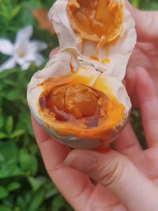 广西烤海鸭蛋黄:流油松沙不咸腻
