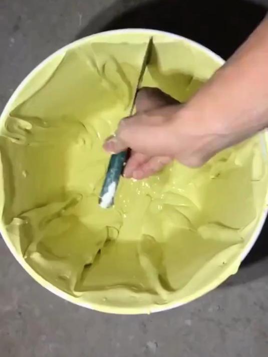 快来吃奶油蛋糕,刮腻子现场实拍,沉浸式观看