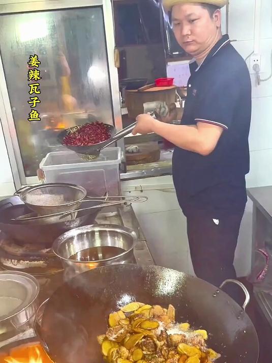 湖南岳阳朱佬倌华容土菜，姜辣瓦子鱼