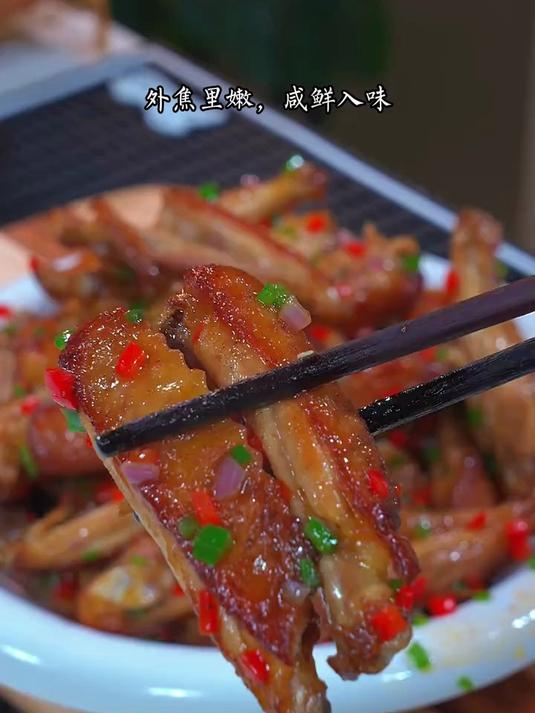 每次在家做这个椒盐鸡翅，孩子都吃个精光