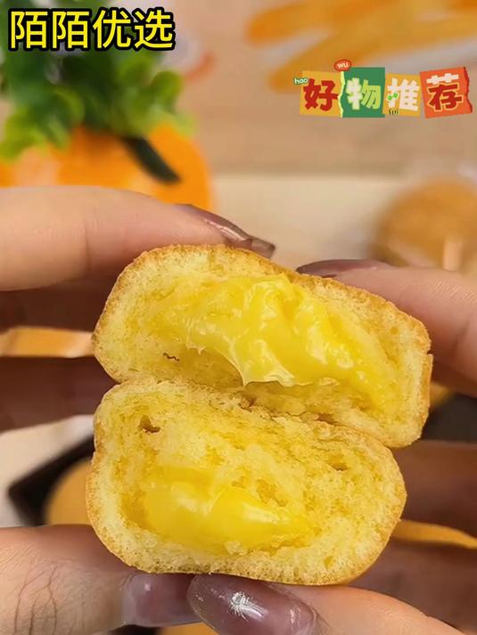 一口咬下微笑鸡蛋仔蛋糕,酥脆外壳裹着松软内芯,香甜蛋奶香四溢