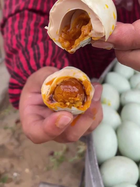 北海烤海鸭蛋!起沙流油不齁咸,一口香到心巴～