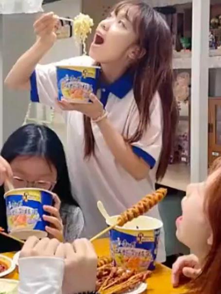 当吃夜宵要被踢出群聊,是谁深夜总想来一口美味的宵夜?