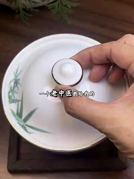 幸福有很多种,有人给你煮黄芪桂圆红枣炖蛋,也是一种