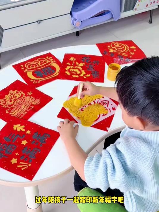 朋友可以自己完成的新年拓印画,每个图案都好好看孩子玩得很开心