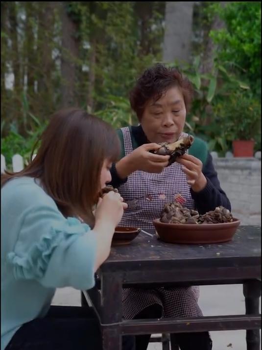 家里有人来,做个香辣猪肘子吃,我们这边也叫香辣猪蹄膀