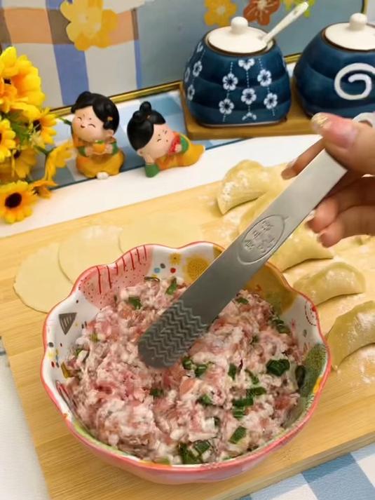 用这个勺子包饺子光滑不粘馅,用它包饺子速度提高一倍,爱了
