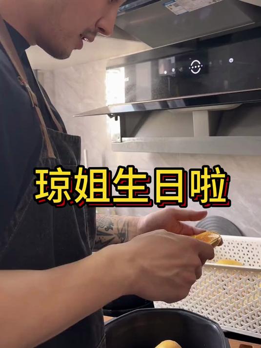 做了两个蛋糕，祝妈妈生日快乐