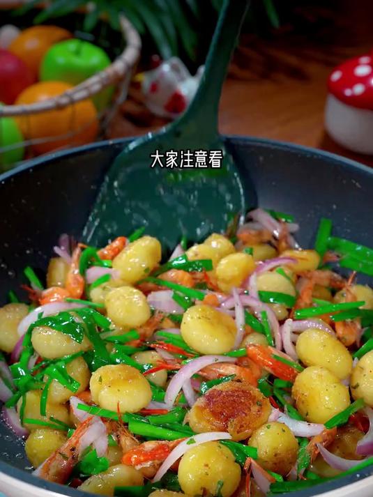 欧芹土豆小河虾做法