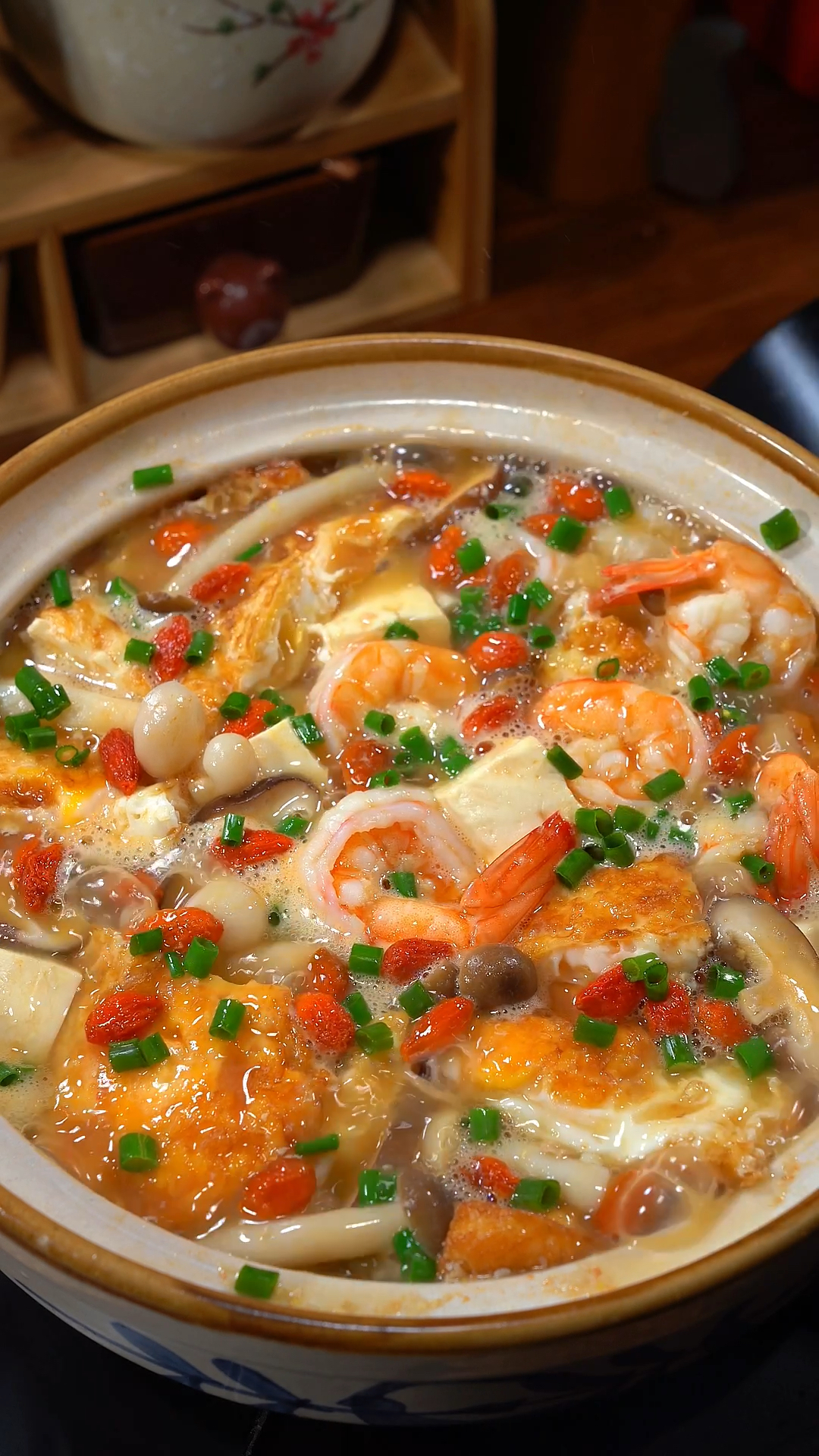 这是我家冬天餐桌超爱的鲜虾菌菇三鲜汤,汤鲜味美,好吃又下饭