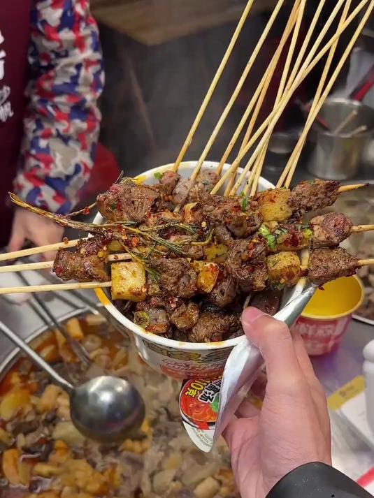这才是真正的路边摊美味牛肉泡面