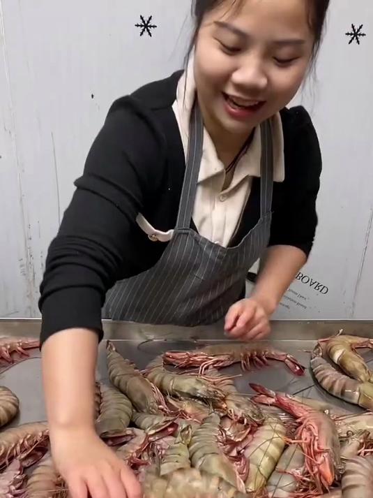 鲜活黑虎虾,白灼后蘸醋,简单又美味
