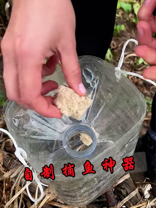 女孩在野外利用塑料瓶,制作一个简易的捕鱼神器
