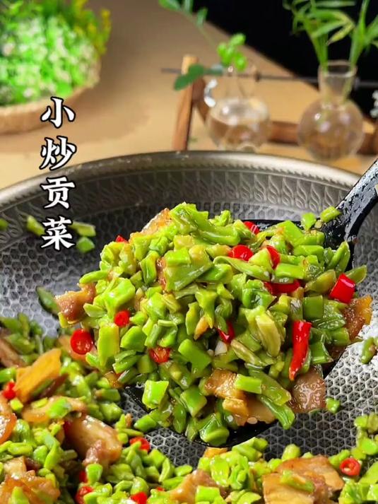 贡菜也叫“响菜”，不仅可以下火锅，炒着吃也是嘎嘣脆