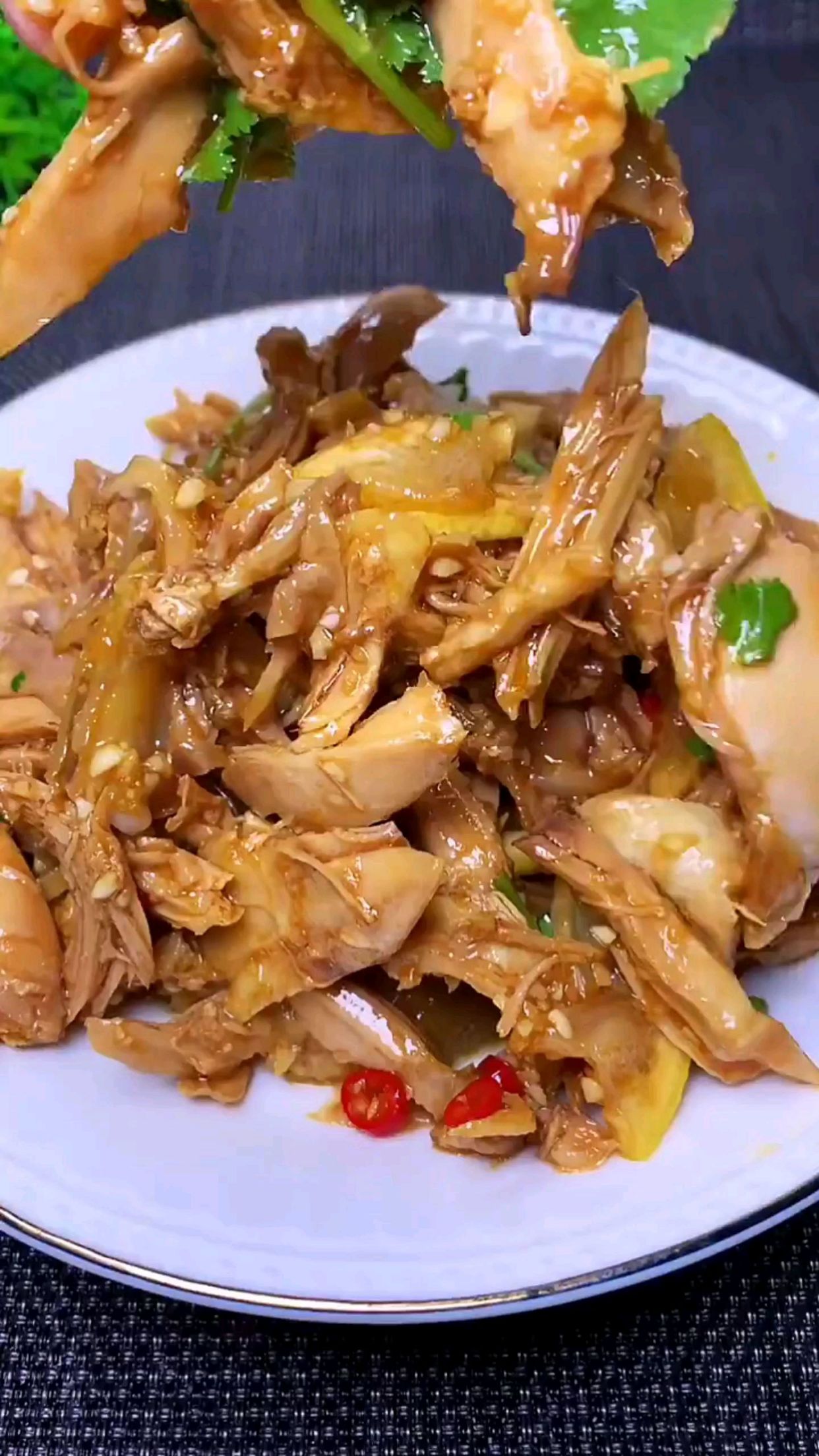 手撕鸡腿肉的做法,这样做也太好吃了吧