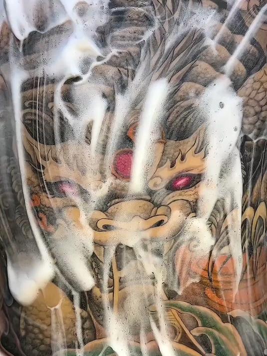 小伙子纹身招财貔貅,这效果真漂亮,你感觉值多少钱