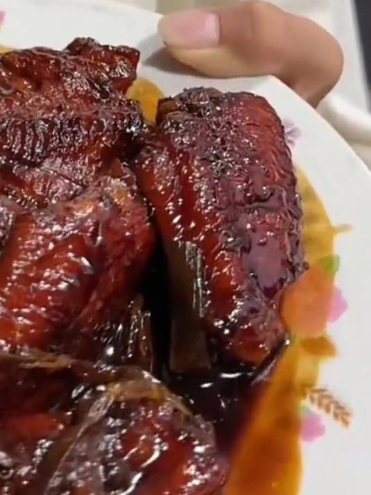 原来电饭锅也能做可乐鸡翅,步骤超简单 看女孩是怎么做的