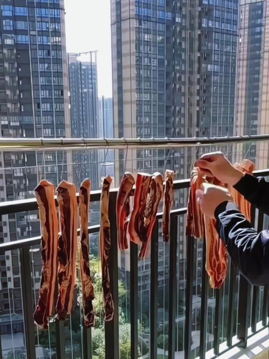 有了这个挂钩,晒腊肉方便多了