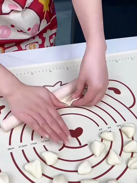 用不沾面的揉面垫,包饺子做面食太实用了,家人用着也放心