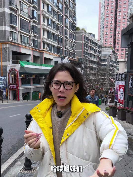 超多菌子煮进盗汗鸡锅里!只有一个字!无敌鲜!