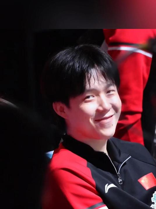 王楚钦笑容好甜好治愈!场下各种搞怪笑不活,惊现表情包