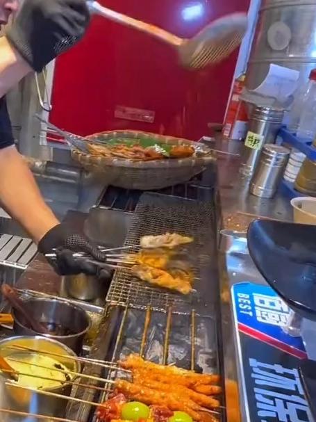 一种很新的烧烤方式太好吃了 每次过来新都都是改善伙食