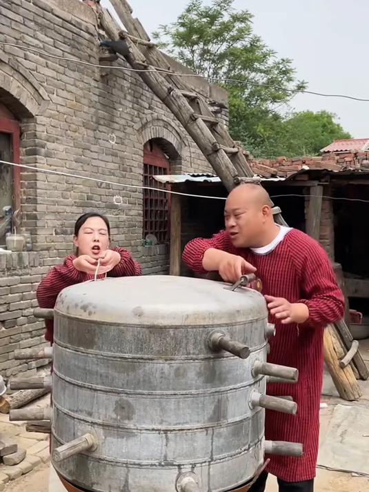 传统腌制咸鸭蛋，出油饱满 咸香适中，蛋白紧实，配粥下饭超合适