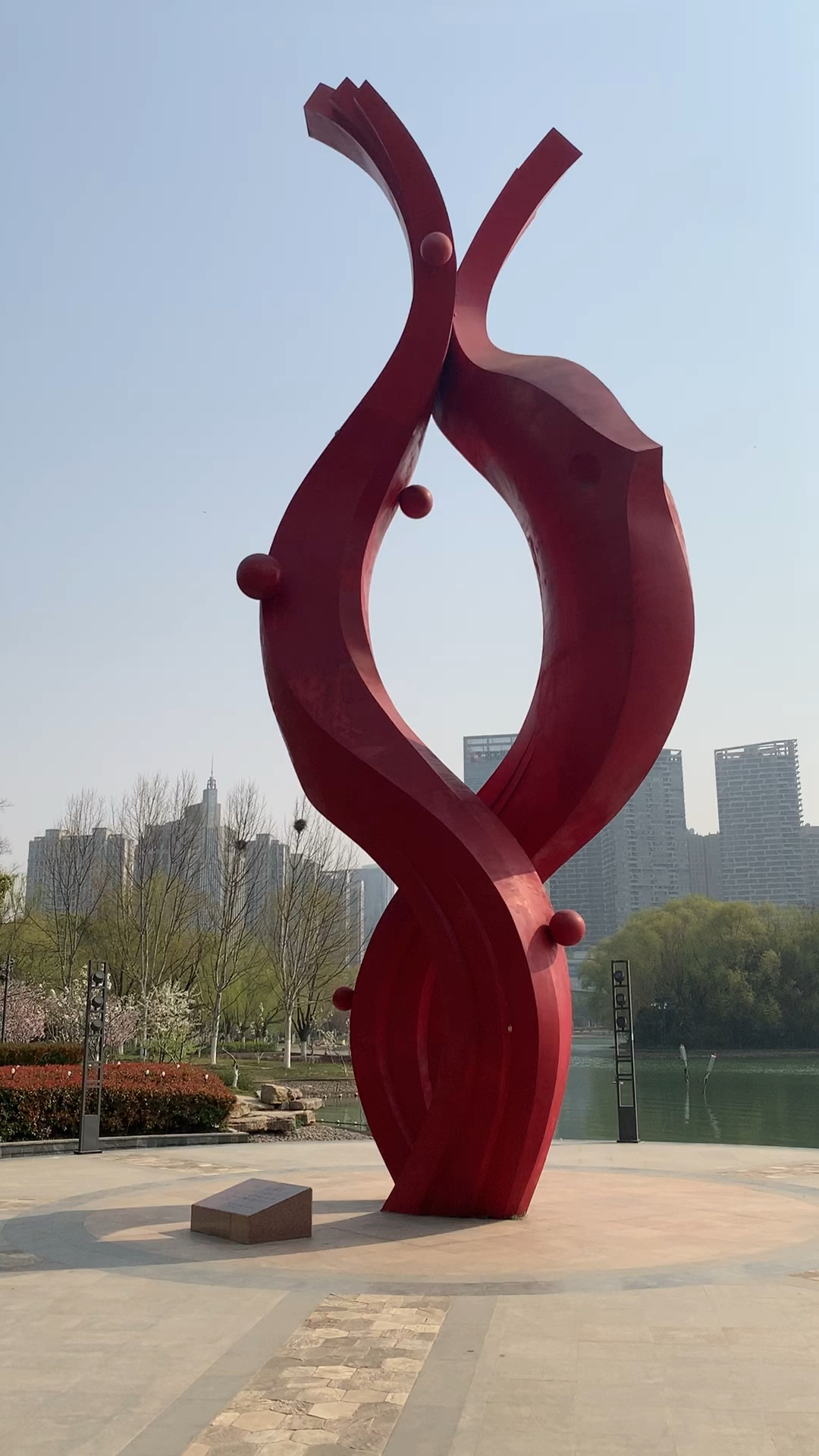 天鹅湖鱼水情雕塑