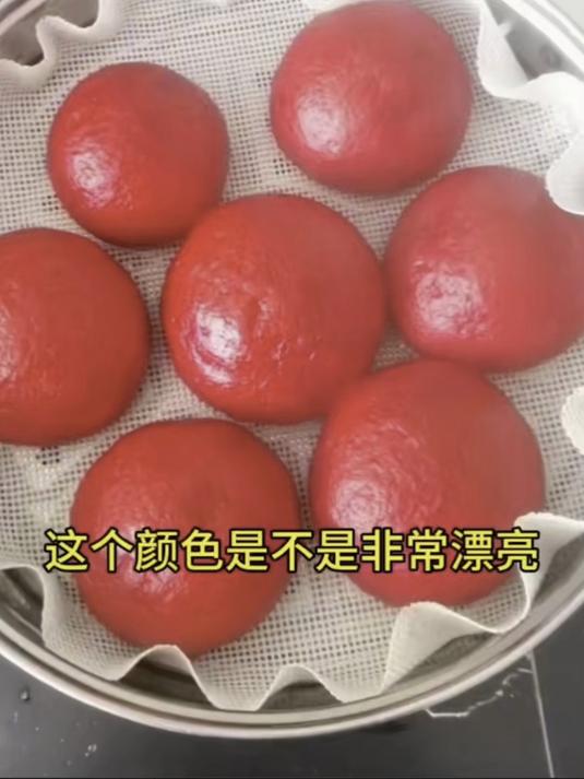 红色甜菜根，可以生吃凉拌做沙拉。榨汁做面点都是非常好