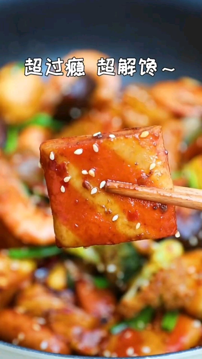 大多数人都爱吃麻辣香锅,因为它菜品丰富麻辣鲜香,今天教你在家就能做的麻辣香锅