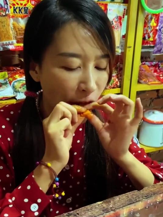 你儿时尝过的“唐僧肉”是辣条还是果皮制品呀?