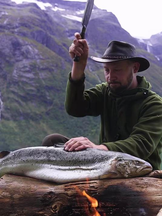在荒野中利用活盐烹制巨型三文鱼