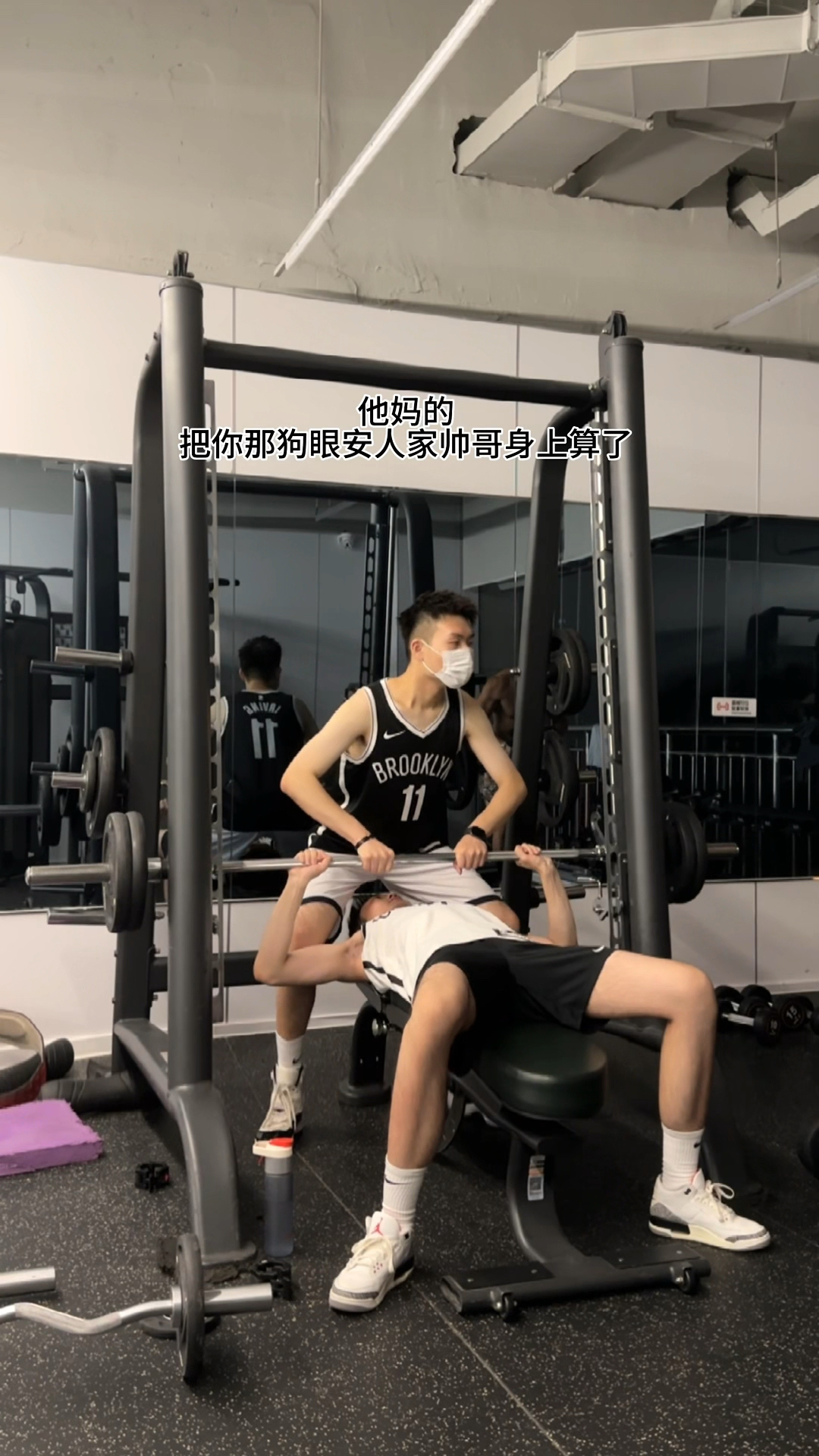 就知道看肌肉男 我都快被压死了!