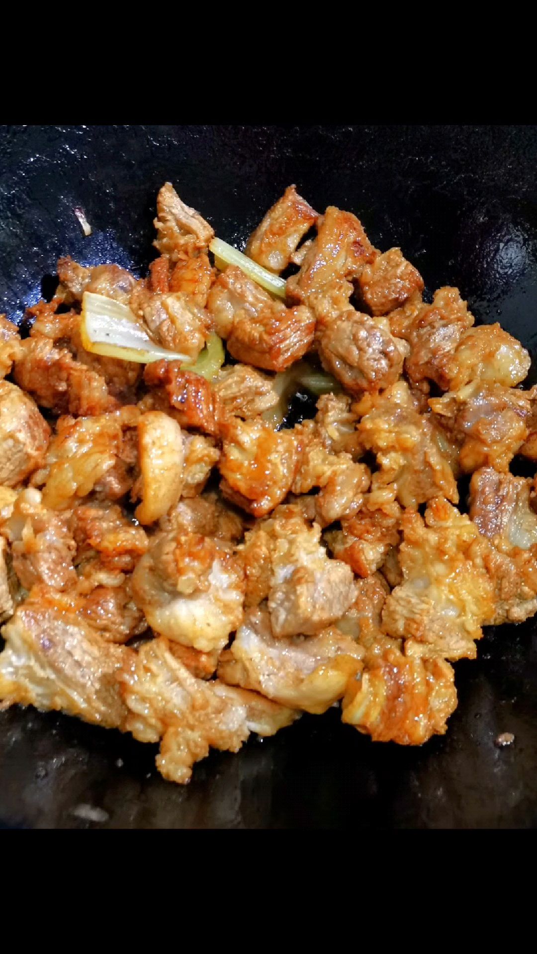 牛腹肉,也叫牛肋条,肥瘦相间,肉质鲜嫩。推荐做法:炖、红烧、黄焖、小酥肉。